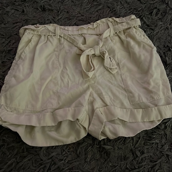 Arie shorts - Picture 1 of 3
